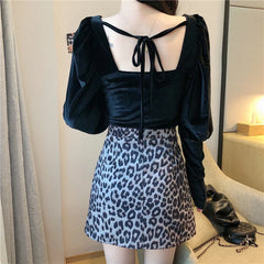 Top romántico de terciopelo oscuro con cadena Dianna