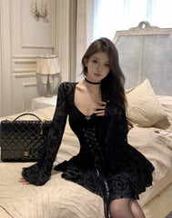 Vestido gótico vampiro etéreo oscuro con mangas acampanadas de Amalthea