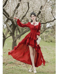 Vestido princesa rojo de capas altas y bajas en un bosque de cuento de hadas