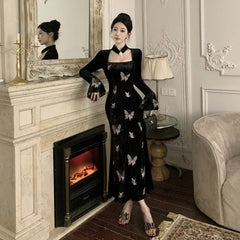 Dunkles, mit Schmetterlingen besticktes Samtkleid mit Choker