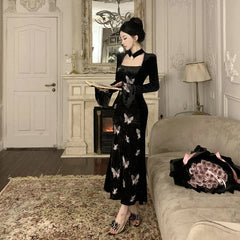 Dunkles, mit Schmetterlingen besticktes Samtkleid mit Choker