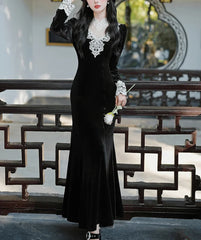 Vestido romántico de terciopelo oscuro con ribete de encaje de Arlette