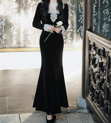 Vestido romántico de terciopelo oscuro con ribete de encaje de Arlette