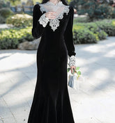 Vestido romántico de terciopelo oscuro con ribete de encaje de Arlette