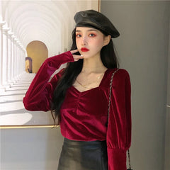 Top romántico de terciopelo oscuro con cadena Dianna