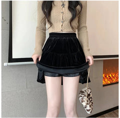 Minifalda gótica de terciopelo negro Raine con pantalones cortos incorporados