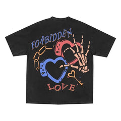 Camiseta con estampado de corazón y esqueleto de estética urbana