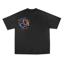 Camiseta con estampado de corazón y esqueleto de estética urbana