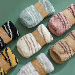 Niedliche Bodensocken mit Hundepfoten