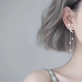 Pendientes asimétricos con borlas de estrella y luna