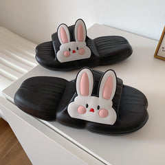 Pantuflas de verano con lindas rayas de conejito