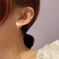 Pendientes de conejito con dibujos de colores contrastantes