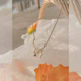 Collar de estrella y luna dorada brillante