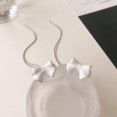 Weiße Ohrringe mit Schleife und Quaste