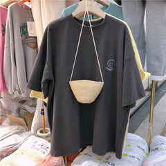 Linda camiseta de dibujos animados con cara sonriente