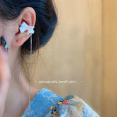 Weiße Ohrringe mit Schleife und Quaste