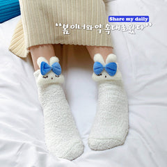 Süße Korallensamtsocken mit Schleife