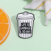 Anstecknadeln in Mülleimerform