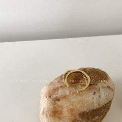 Anillo ajustable con flecos y cuentas de cadena