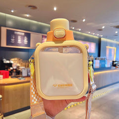 Bonita botella de agua transparente con forma de macarrón (700 ml)