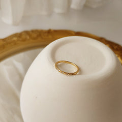 Goldener glänzender Knöchelring