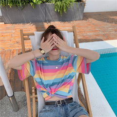 Camiseta de rayas arcoíris de verano