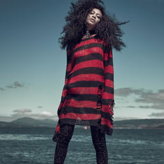 Suéter de punto gótico desgastado con rayas negras y rojas