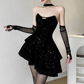 Minivestido negro con hombros descubiertos y capas con purpurina