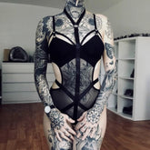 Body gótico negro con arnés de malla recortada