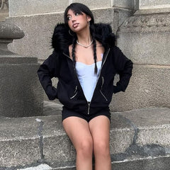 Schwarzer Gothic-Kapuzenpullover mit Reißverschluss aus Kunstpelz