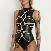 Body gótico negro de piel sintética con cuello alto