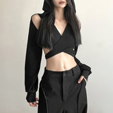 Top corto cruzado con capucha gótico negro