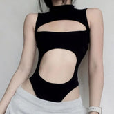 Body gótico negro con escote alto y aberturas