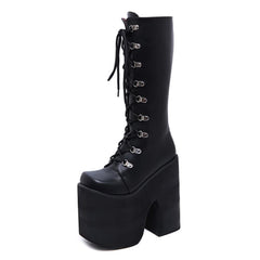 Schwarze Gothic Punk-Schnürstiefel mit klobiger Plateausohle und mittlerer Wadenhöhe
