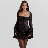 Minivestido negro con volantes y encaje superpuesto