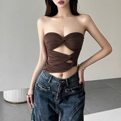 Top corto sin tirantes con parte delantera retorcida en color marrón