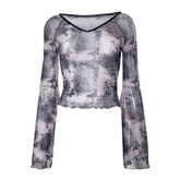 Top corto de manga larga acampanada con diseño de mariposa