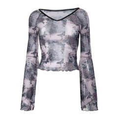 Top corto de manga larga acampanada con diseño de mariposa