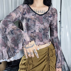 Top corto de manga larga acampanada con diseño de mariposa