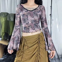 Top corto de manga larga acampanada con diseño de mariposa