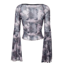 Top corto de manga larga acampanada con diseño de mariposa