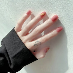 Manicura terminada con uñas degradadas para llevar