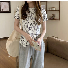 Camiseta con teñido anudado y sesgo irregular