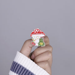 Lindo pin de rana con forma de hongo