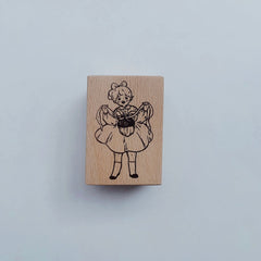 Sellos de niña y ardilla en otoño