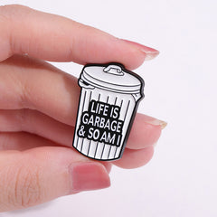 Alfileres con forma de bote de basura