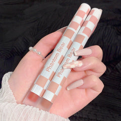 Brillo labial de tablero de ajedrez de oso