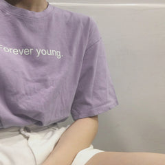 Camiseta con el alfabeto "Forever Young"