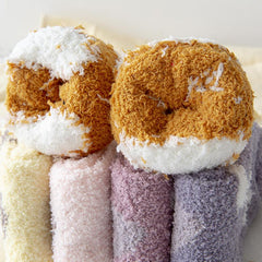 Niedliche gepunktete Bodensocken