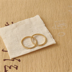 Goldener glänzender Knöchelring